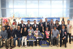 공모전 수상자들과 기념촬영을 하며 기쁨을 만끽하고 있다.