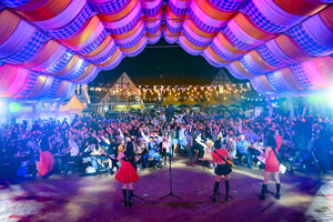 메인 텐트에 설치된 특별무대에서 흥겨운 공연이 펼쳐지고 있다.