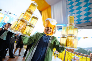 남해 독일마을 맥주축제에 참여한 한 외국인 관광객이 대형 맥주잔을 들어보이며&nbsp;환하게 웃고 있다.