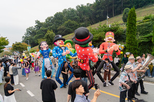 독일마을 주민들이 한데 어우러져 퍼레이드를 펼치고 있다. 퍼레이드는 축제기간 오후 2회씩 진행됐다.