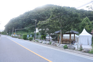 영동군 용화면 여의리마을 입구 전경.