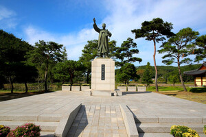 태안의 옥파 이종일 동상.