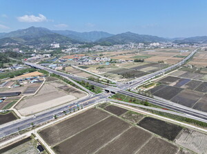 기후대응도시숲 조성사업 예정지인 국도 45호선 송산교차로. 덕산방향에서 내포신도시로 진입하는 관문이자 예산과 서산을 잇는 통로이다.