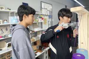 홍주중학교 학생들이 원도심 교육문화 프로그램을 통해&nbsp;공방 활동을 체험하고 있다.