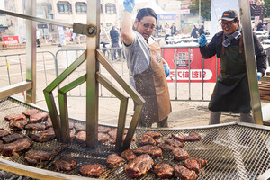 이번 축제에 처음 선보일 ‘바이킹 바비큐 그릴’ 위 한우등심 바비큐에 개그맨 송영길이 소금을 흩뿌리는 퍼포먼스를 하고 있다. 사진=김용환 인턴기자