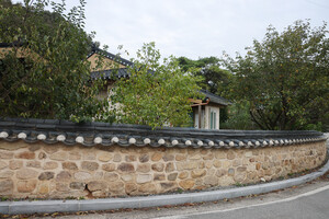 괴산 송병일고택길 돌담.