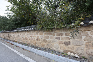 괴산 송병일고택길 돌담.