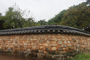 괴산 홍범식고택 돌담.