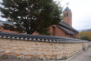 괴산 연풍 성지마을 돌담.