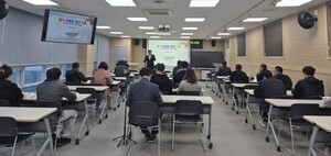 홍성농업대학에서 전문농업인 양성을 위해 교육하는 모습.