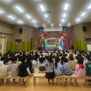 아토피·천식 예방 인형극을 보고있는 어린이들.