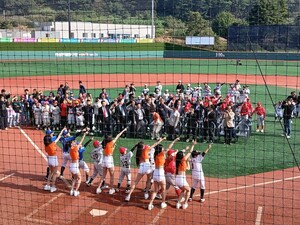 유소년 선수들과 한화이글스 치어리딩팀이 역동적인 포즈를 취한채 기념촬영을 하고 있다.