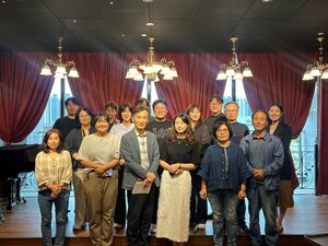 출범식을 마친 문화통 관계자들이 두손을 모은채 기념촬영을 하고 있다