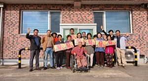 놀이 프로그램을 마친 결성면 어르신들이 기념촬영을 하고 있다