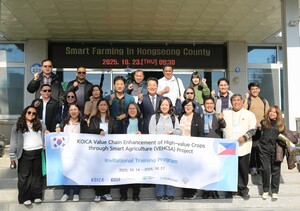 필리핀 농업부(DA), 지방정부(LGU), 협동조합 관계자 등이 강연을 마치고 기념촬영을 하고 있다.