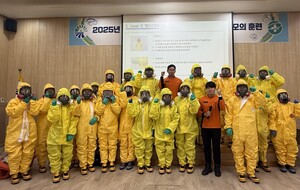 모의훈련을 마친 홍성군과 홍성경찰서, 홍성소방서 관계자들이 기념촬영을 하고 있다.