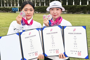 한솔 선수와 김세연 선수가 전국체육대회 메달을 들고 기념촬영을 하고 있다.