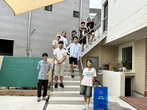 로컬온보딩캠프를 마치고 기념사진을 촬영하고 있다