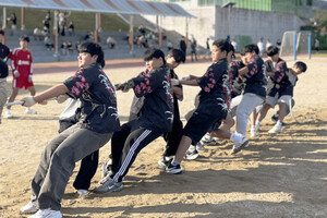 홍주중 체육축전에서 줄다리기 경기가 펼쳐지고 있다.