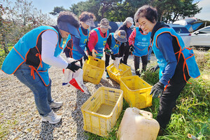 농협 홍성군지부는 농가주부모임 홍성군연합회와 공동으로 농촌환경정화 캠페인을 펼쳤다.