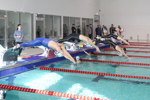 충남스포츠센터 개관식에 내빈들이 참석한 가운데 수영 시범 퍼포먼스를 선보이고 있다.&nbsp;