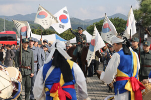 퍼레이드 막바지에 청산리전투 전승을 기념하며 태극기를 휘날리고 있다.