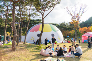 가을 단풍 아래에서 열린 ‘피크닉 김밥존’. 방문객들이 가족 단위로 모여 앉아 도시락을 나누며 축제를 즐기는 모습이 인상적이다.