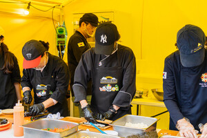 김천김밥축제 판매 부스 참가자들이 김밥을 말고 있다.