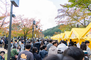직지문화공원 김밥존 거리. 노란색 천막 부스마다 줄이 길게 늘어서 있다. 오후에는 김밥을 구매하기 위해 2시간 이상 소요됐다.