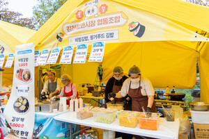 김천평화시장 협동조합 부스에서 상인들이 김밥을 만들고 있다.