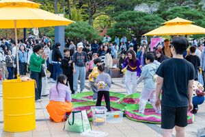 직지문화공원 중앙광장에서 열린 가족 체험 프로그램. 어린이와 부모들이 함께 게임을 즐기며 축제의 여유를 만끽하고 있다.