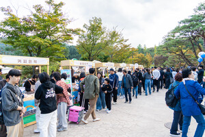 푸드존과 핸드메이드 마켓이 들어선 공원길. 커피, 디저트, 공예품 등을 판매하는 부스 앞에 관람객들이 길게 줄을 섰다.