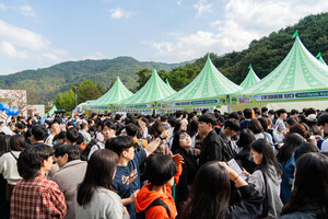 사명대사공원 부스 구역. 전국 김밥업체들이 참여해 다양한 김밥 메뉴를 선보였다. 이곳 또한 대기줄이 너무 길어 어느 부스의 줄인지 알기 어려웠다.
