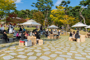 공원 잔디밭에 조성된 피크닉존. 가족과 친구들이 돗자리를 펴고 김밥을 나누며 휴식을 즐기고 있다. 올해 축제의 핵심 콘셉트인 ‘소풍형 김밥축제’의 현장이다.