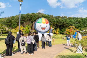 공원 곳곳에 설치된 김밥 캐릭터 조형물 앞에서 시민들이 기념사진을 찍고 있다. 김천시가 직접 개발한 캐릭터 ‘김천이’는 축제의 상징이 됐다.