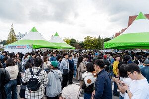 &nbsp;‘2025 김천김밥축제’ 주차장 중 가장 큰 공설운동장이다. 셔틀버스 승강장 앞에 인파가 몰려 있다.