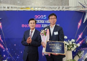 유망중소기업으로 선정된 ㈜이에스케이블(대표 황병선) 과 김태흠 도지사가 기념촬영을 하고 있다