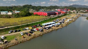 광천천에서 열린 민물 낙시대회 참가자들이 붕어를 낚고 있다.