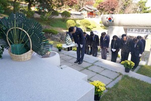 이용록 군수를 비롯한 각급 기관·단체장들이 호국영령들의 넋을 기리고 있다.