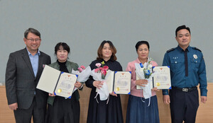 홍성군 CCTV 통합관제센터 관제원 전미영·유승연·이미현 씨가 홍성경찰서로부터 감사장을 수여받고 기념촬영을 하고 있다.