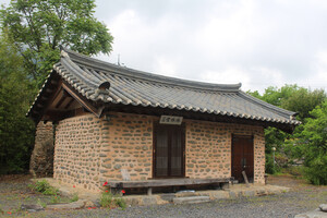 부여 외산면 반교 돌담마을의 유홍준 전 문화재청장의 휴휴당.