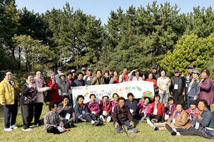 석면 피해자들의 정서적 회복과 삶의 질 향상을 위해 열린 힐링캠프 참여자들이 환하게 웃고 있다.