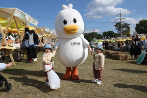 홍성 유기농업 대표 캐릭터 ‘홍덕(Duck)이’가 축제장을 찾은 아이들과 포즈를 취하고 있다.