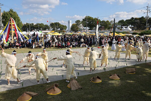 지난 1일 오후 ‘홍성 유기농 페스타’가 열린 홍주읍성 잔디광장에서 결성농요 공연이 펼쳐지며 방문객들의 관심이 집중됐다.