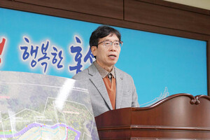 한규현 공공시설관리사업소장이 자연장지 조성사업에 대해 설명하고 있다.