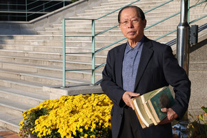 주호창 광천노인대학장이 그간에 써온 일기장과 집필한 저서들을 들고 서있다.