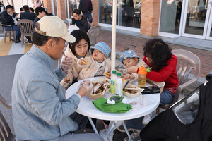 남녀노소 즐길 수 있는 다양한 바비큐 요리를 맛보고 있는 한 가족.