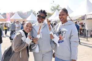 남아프리카에서 온 방문객들이 매우 즐거워하고 있다. 홍성글바페 현장을 구석구석 다니며 축제를 즐기고 있다.