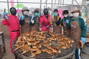 바비큐 판매, 부스 운영, 자원봉사 등 다양한 지역 단체들의 축제 참여도 눈에 띈다.