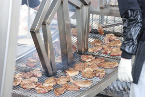 이번에 새롭게 제작된 바이킹 바비큐 그릴 위에 고기가 숯불에 노릇노릇 구워지고 있다.